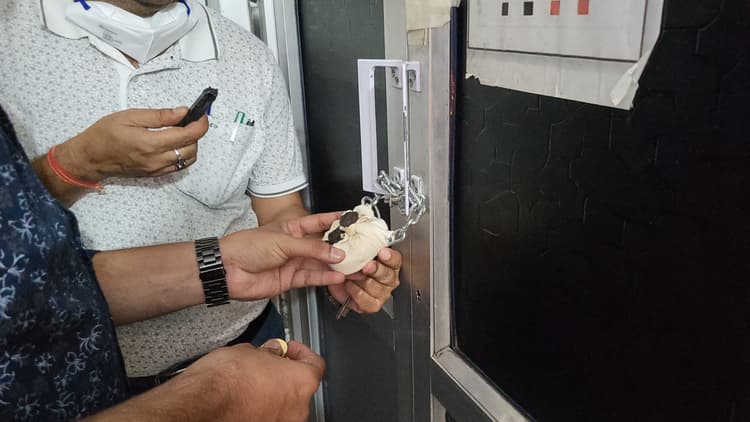 डॉ इश्तियाक की गिरफ्तारी के बाद अल्ट्रासाउंड आइडियल लैब सील