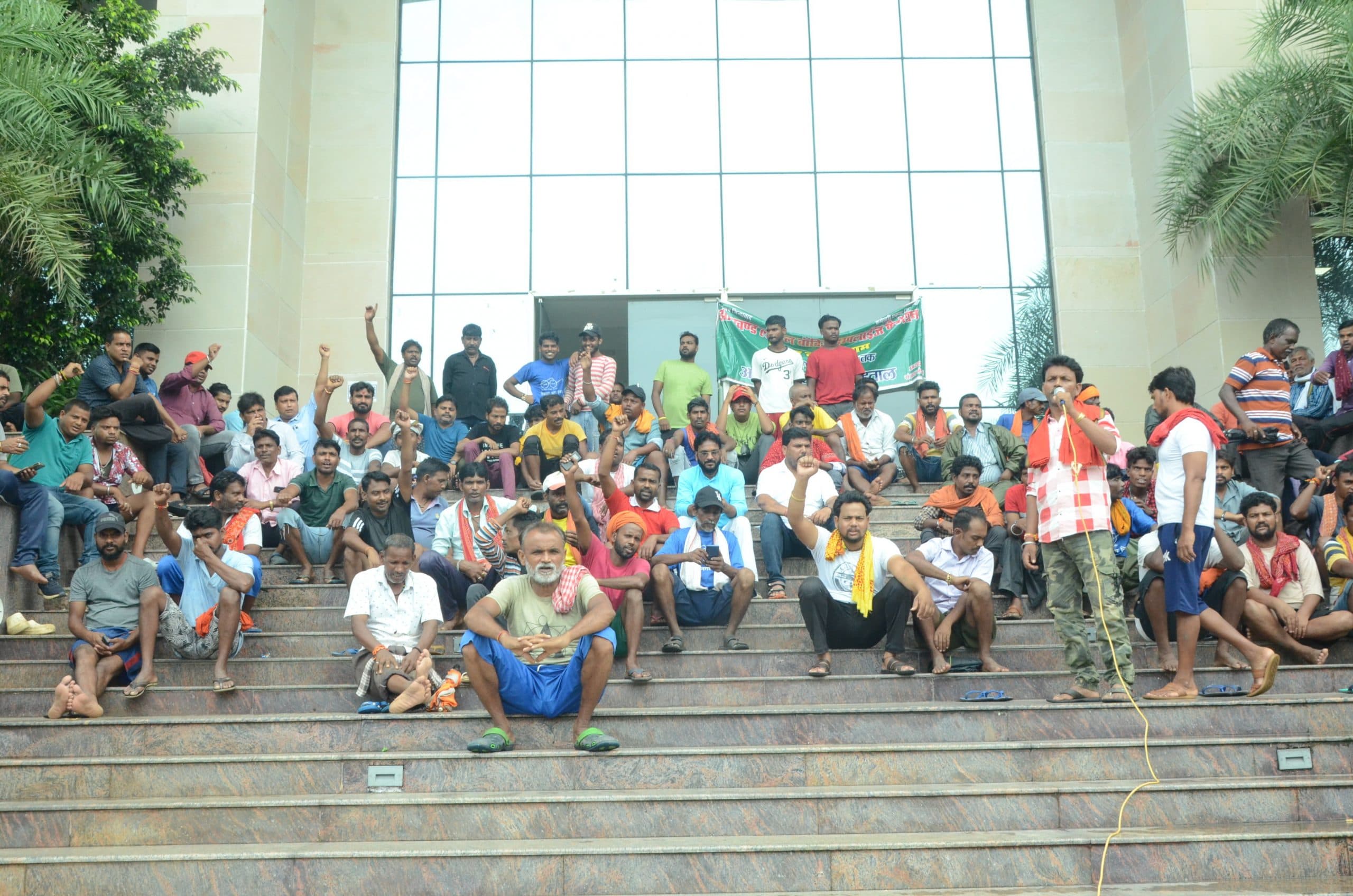 हड़ताली सफाई कर्मियों ने निकाली रैली, की नारेबाजी