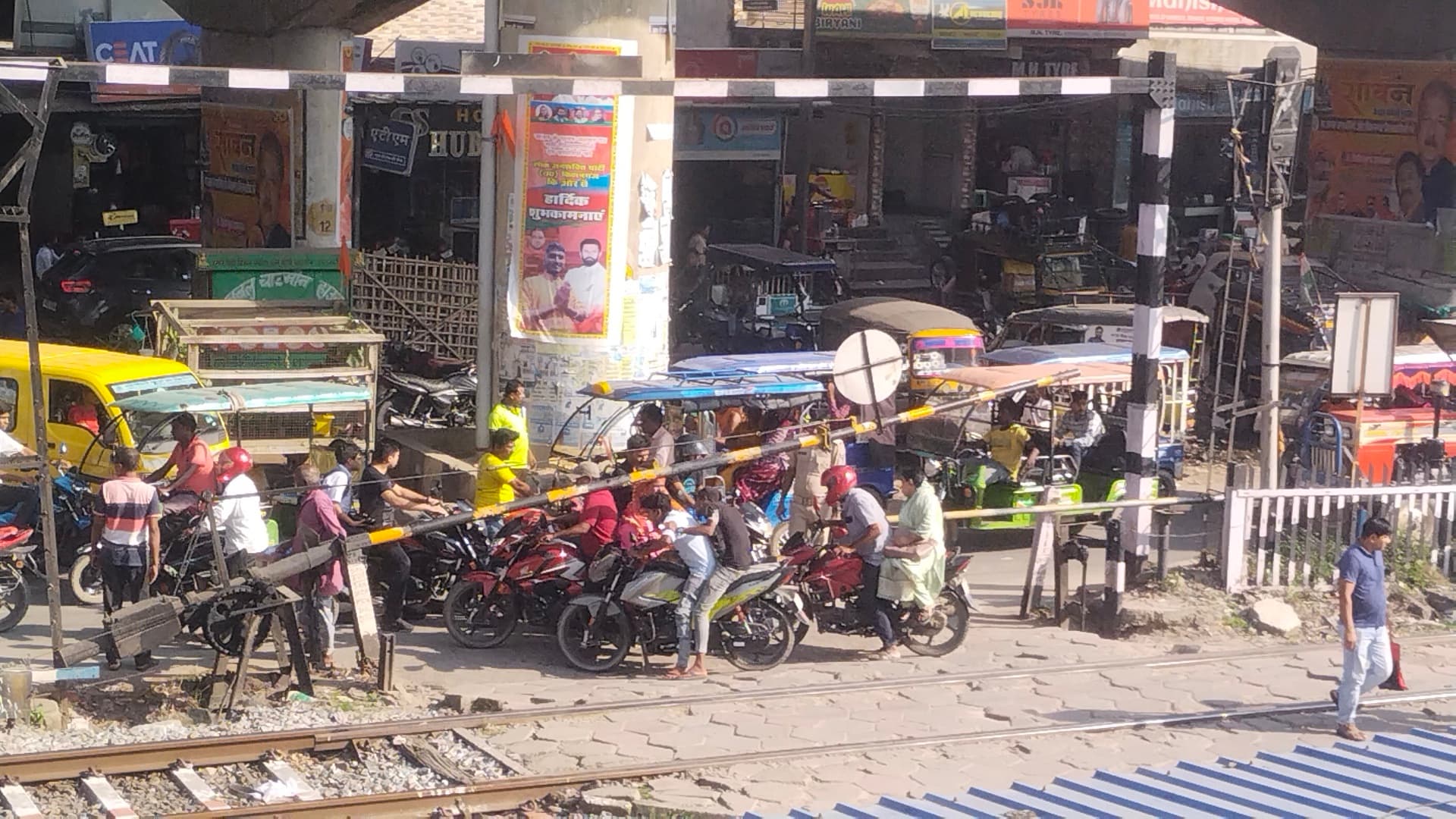 रेलवे फाटक बंद करने के दौरान भी वाहन चालक पार करते क्रॉसिंग, लोगों को खुद अपनी जान की चिंता नहीं