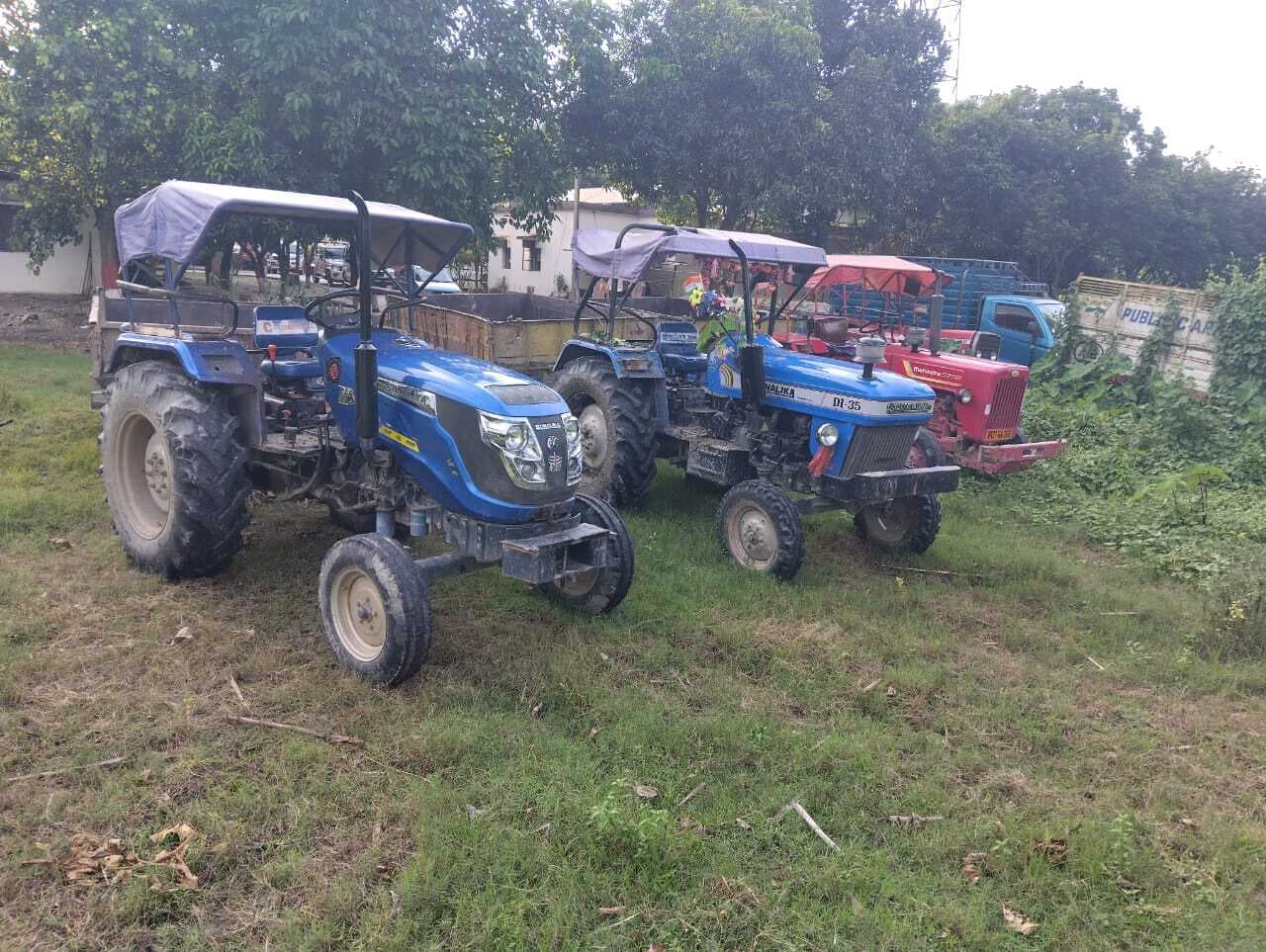 जब्त तीन ट्रैक्टर के मालिकों व चालकों के खिलाफ प्राथमिकी दर्ज