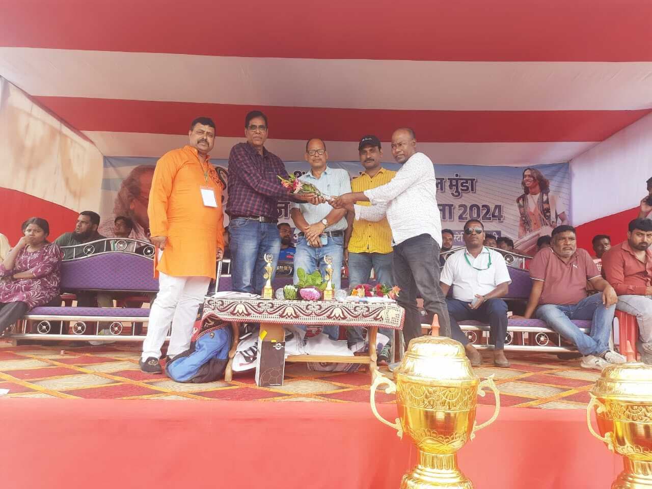 Football: निर्मल ब्रदर्स और विश्व सनातन महासंघ की टीम सेमीफाइनल में