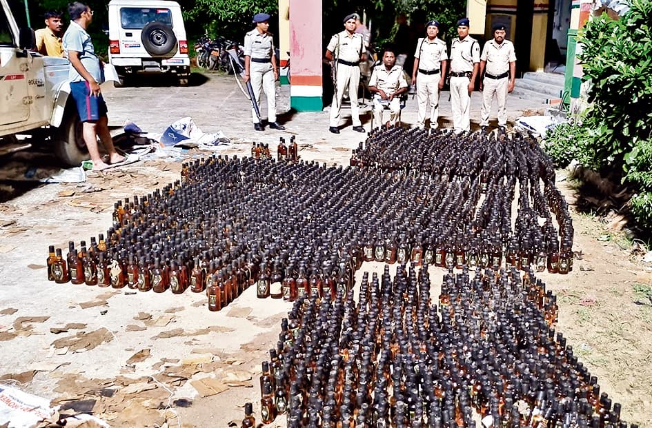 1016 लीटर अंग्रेजी शराब बरामद, धंधेबाज फरार