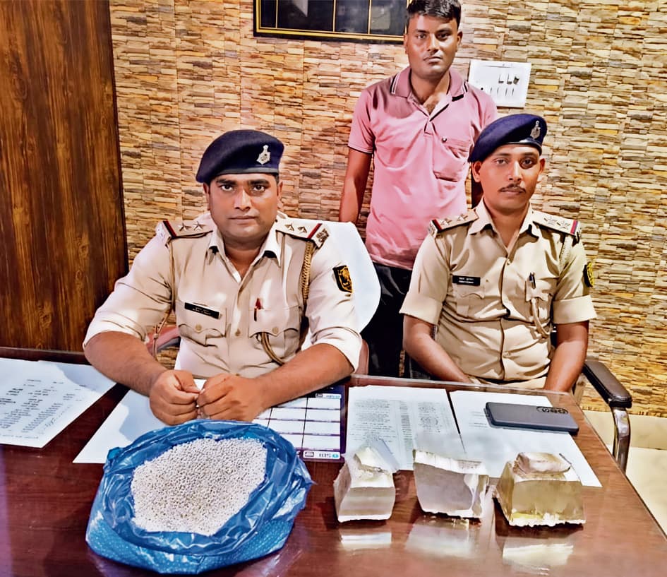 आगरा से तस्करी कर पहुंची लाखों की चांदी यात्री बस से हुई बरामद, हाथरस का तस्कर हिरासत में