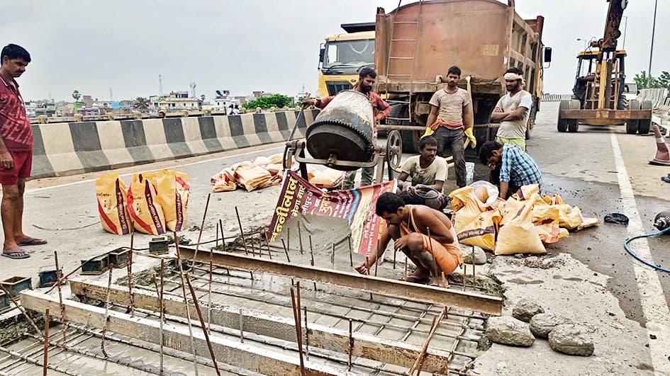 रामाशीष चौक के पास ओवरब्रिज के क्षतिग्रस्त हिस्से को कराया गया दुरुस्त