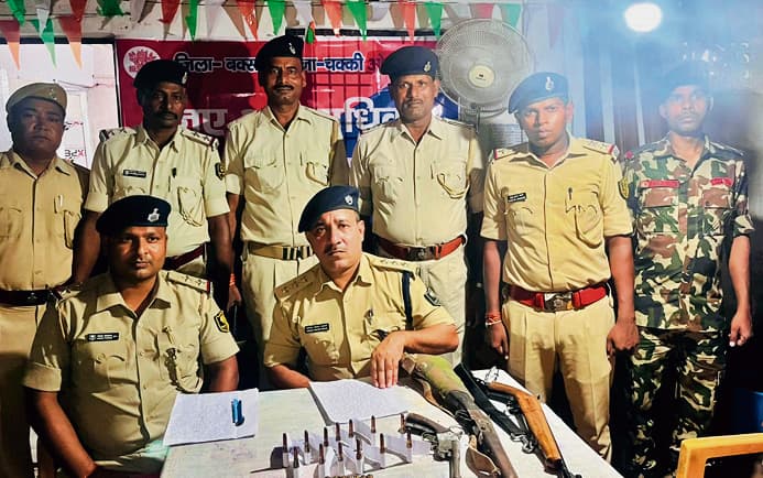 चक्की चुन्नी डेरा गांव से तीन अवैध हथियार के साथ दस लोग किए गए गिरफ्तार