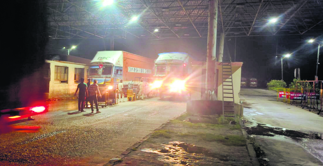बलथरी चेकपोस्ट पर विभाग की सेटिंग पर चल रहा है अवैध इंट्री का खेल
