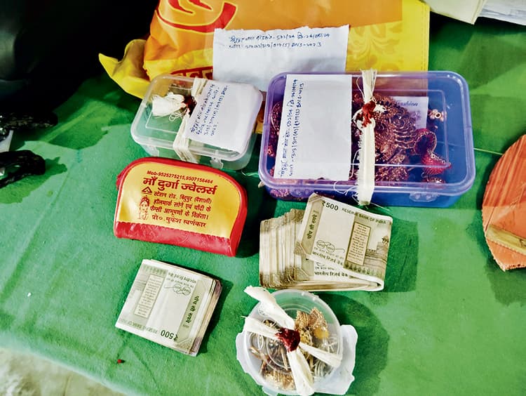 चोरी का सामान बंटवारा कर रहे चार चोर धराये नकद समेत लाखों रुपये के आभूषण बरामद