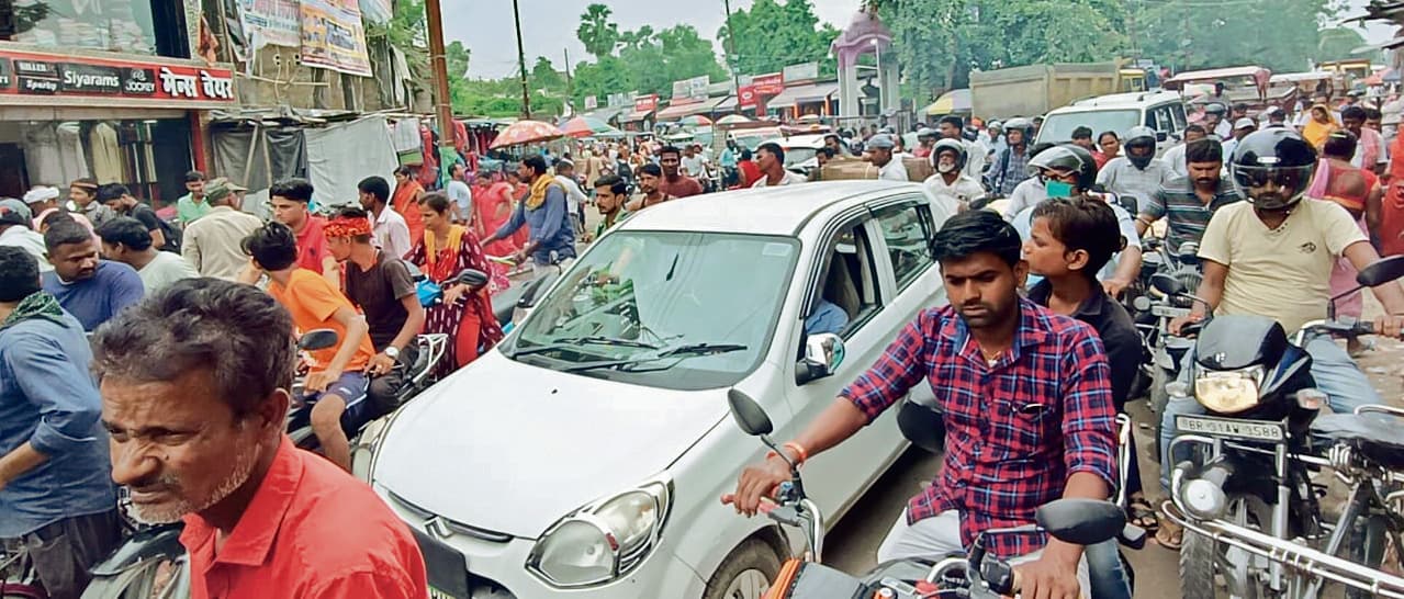 महुआ बाजार में भीषण जाम में घंटों फंसे रहे लोग