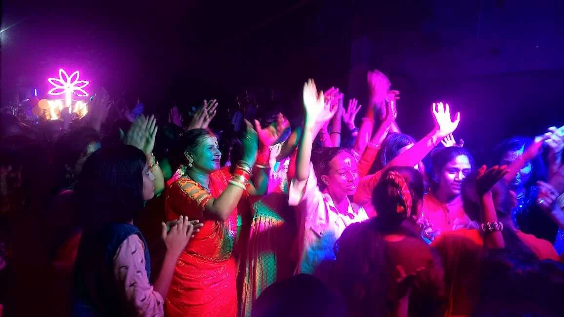 नंद घर आनंद भयो व राधे राधे की धुन पर झूम उठे श्रद्धालु