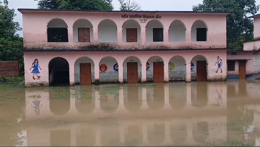 मूसलधार बारिश से स्कूल के कमरों में घुसा पानी