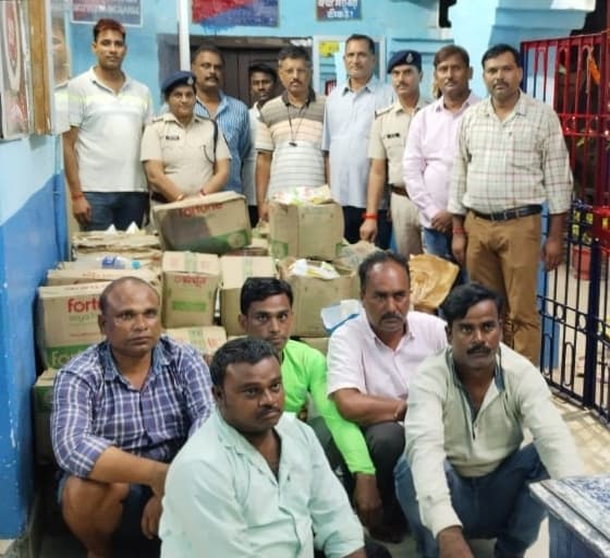 यार्ड में खड़ी मालगाड़ी से चोरों ने उड़ाये 149 खाद्य तैल के पैकेट, पांच गिरफ्तार