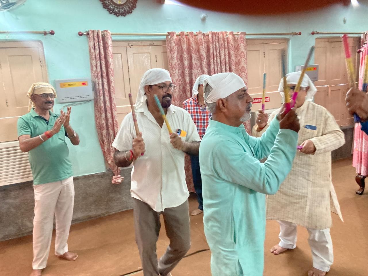 साईं झूलेलाल मंदिर में देर रात तक भजन कीर्तन पर झूमते रहे भक्त