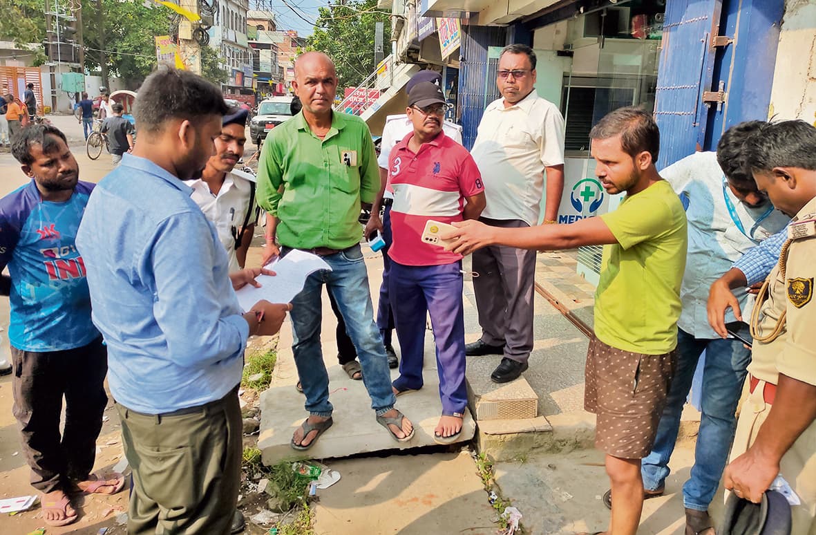 ट्रैफिक पुलिस ने दुकानदारों को थमाया नोटिस