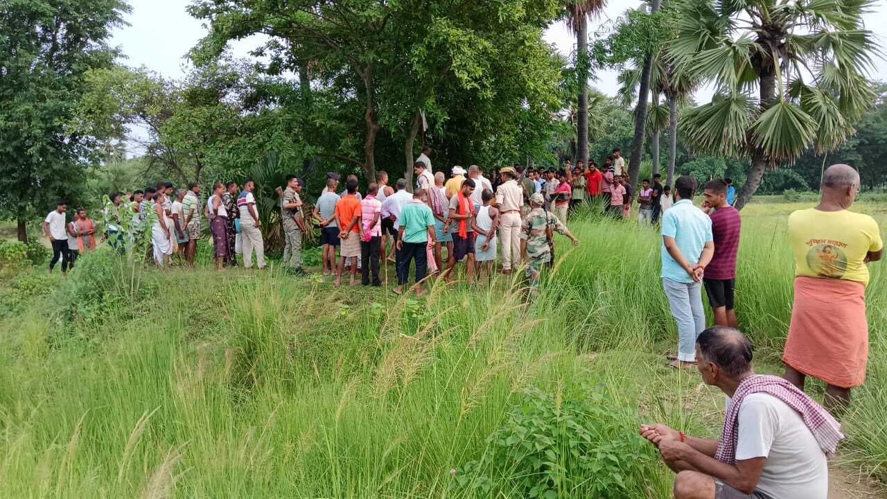 जफरा गांव के बधार में पेड़ से लटका मिला युवक का शव