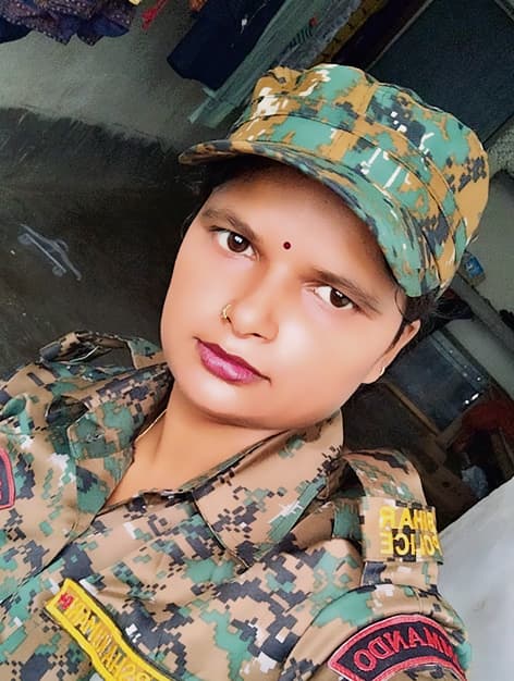 डायल 112 के दो पुलिसकर्मियों को एसपी ने किया सम्मानित