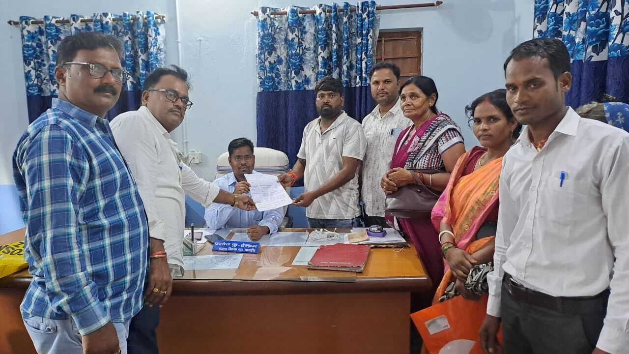 नावाडीह प्रखंड के मुखिया हड़ताल पर उतरे