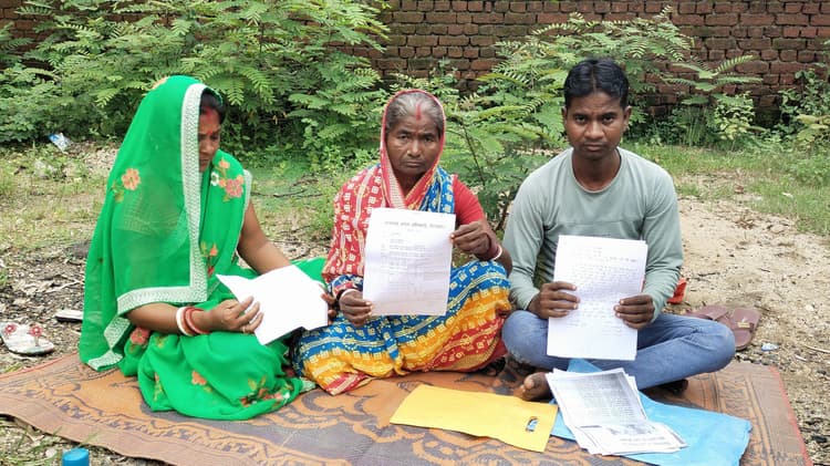 नौकरी व मुआवजा की मांग को लेकर भूख हड़ताल पर बैठा विस्थापित परिवार