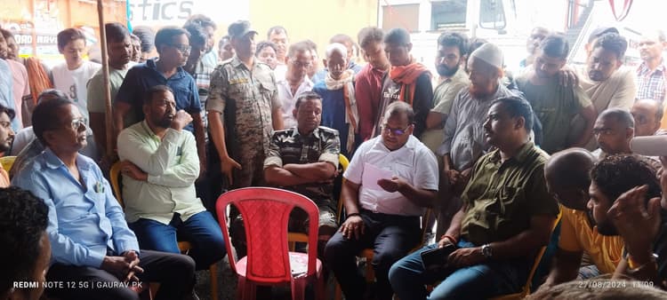 प्रशासनिक पहल नहीं होने पर बस पड़ाव के दुकानदार संघ ने किया सड़क जाम