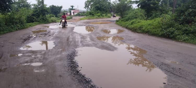 हादसे को न्योता दे रहे सडक़ पर बड़े-बड़े गड्ढे