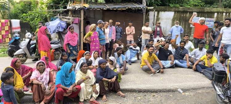 क्रिसेंट नर्सिंग होम में प्रसूता की मौत, लापरवाही के आरोप में परिजनों का हंगामा, जाम की सड़क