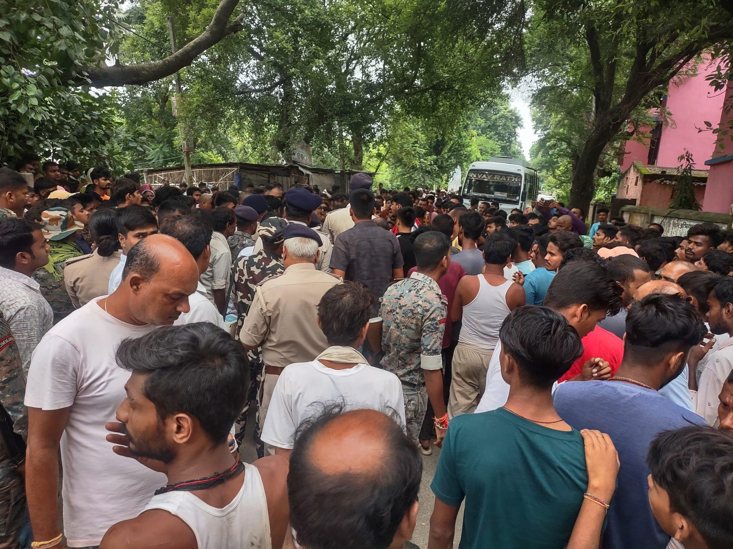 Samastipur News: Crime News:घर से परिचित के साथ बाइक पर निकले युवक को मार डाला, सड़क किनारे मिला शव, कई वाहनों में तोड़फोड़