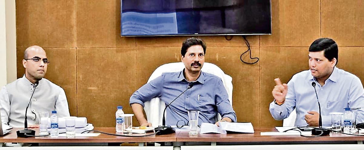 Ranchi news : राजधानी रांची की सड़कों की मरम्मत करायें : सचिव