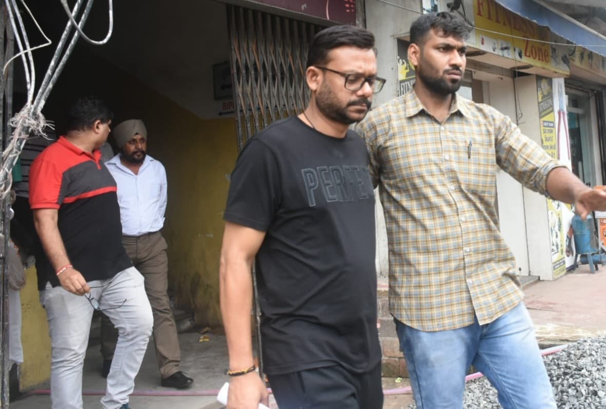 रुपया 10 लाख घूसखोरी मामले में प्रधान मुख्य आयकर आयुक्त समेत पांच गिरफ्तार