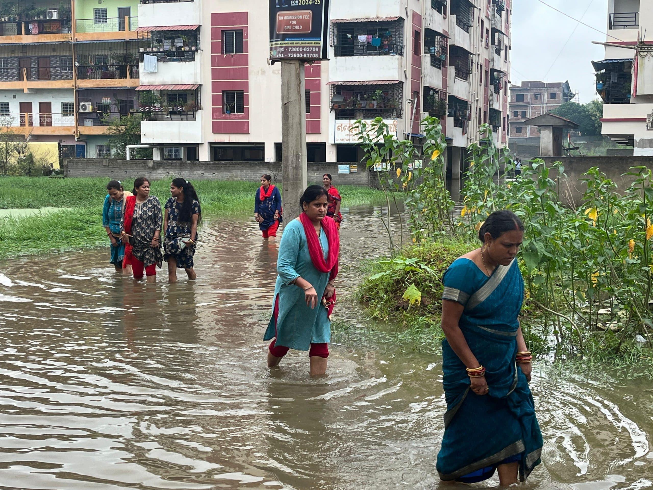 बारिश में दुश्वारियां ऐसी कि अपना मकान छोड़ किराया पर रहने को विवश हो जाते हैं लोग