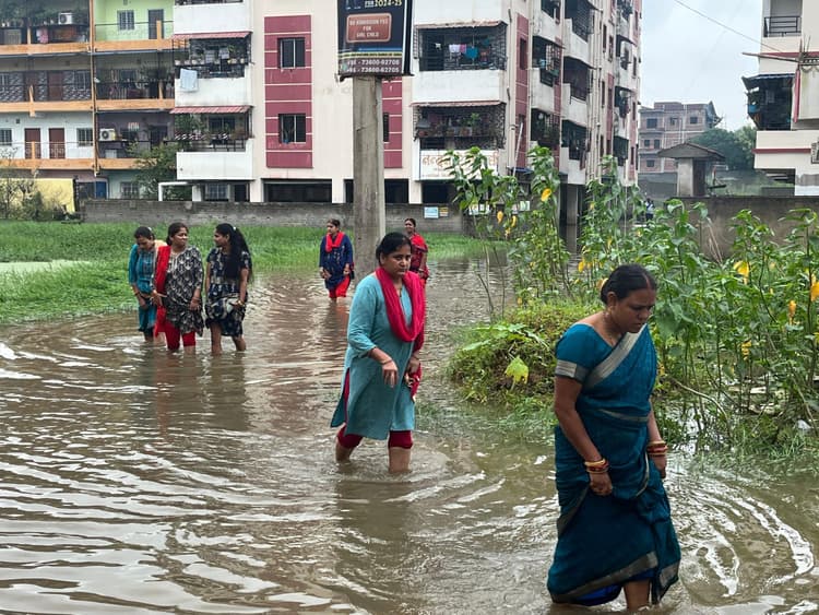 बारिश में दुश्वारियां ऐसी कि अपना मकान छोड़ किराया पर रहने को विवश हो जाते हैं लोग