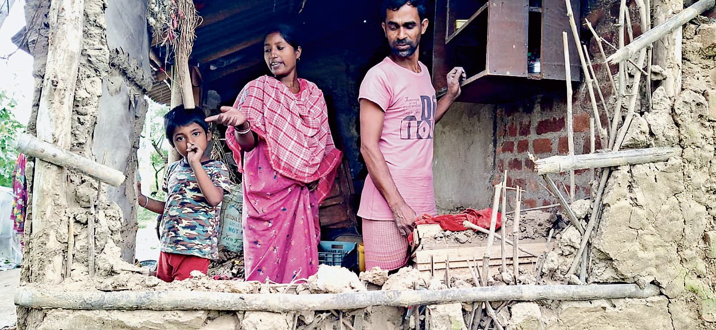 हाथी के तांडव से घरों को नुकसान