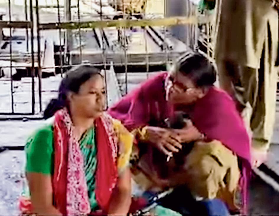 मृतक की पत्नी नौकरी की मांग पर धरने पर बैठी