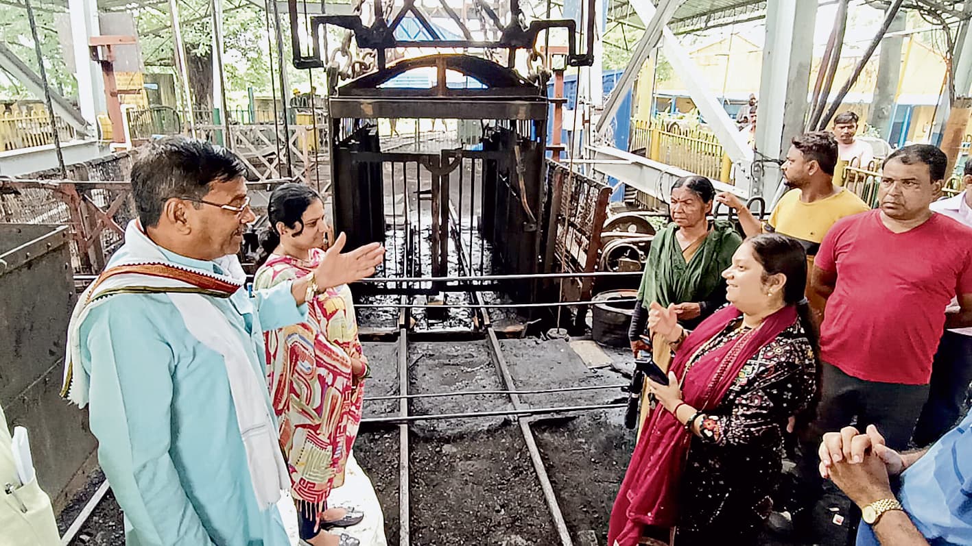 मृत पिता के बदले नौकरी की मांग करते हुए पुत्री ने कोलियरी का उत्पादन किया घंटों ठप