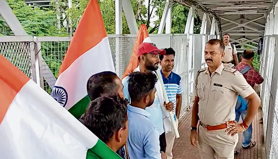 भाजपाइयों को पानागढ़ स्टेशन पर पुलिस ने की रोकने की कोशिश