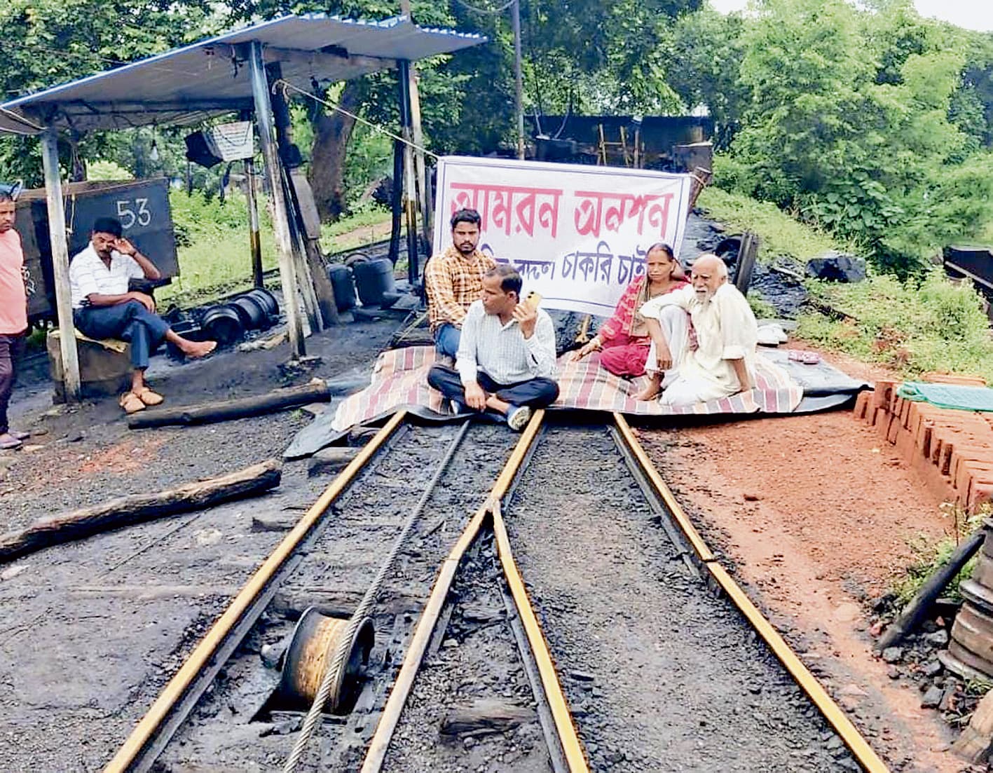 जमीन के बदले इसीएल में नौकरी व मुआवजे की मांग पर अनशन पर बैठा परिवार