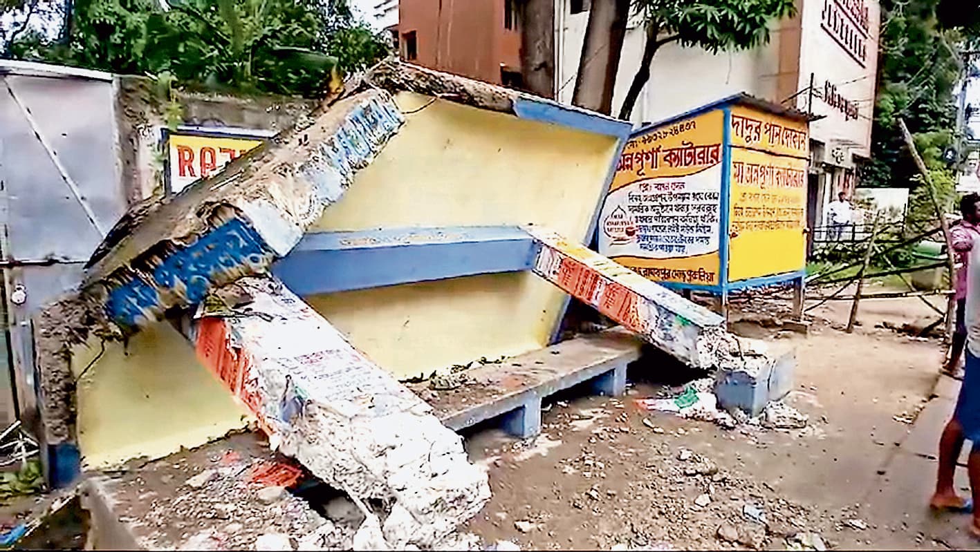 रात के अंधेरे में तोड़ा गया बस अड्डा, इलाके में फैली सनसनी