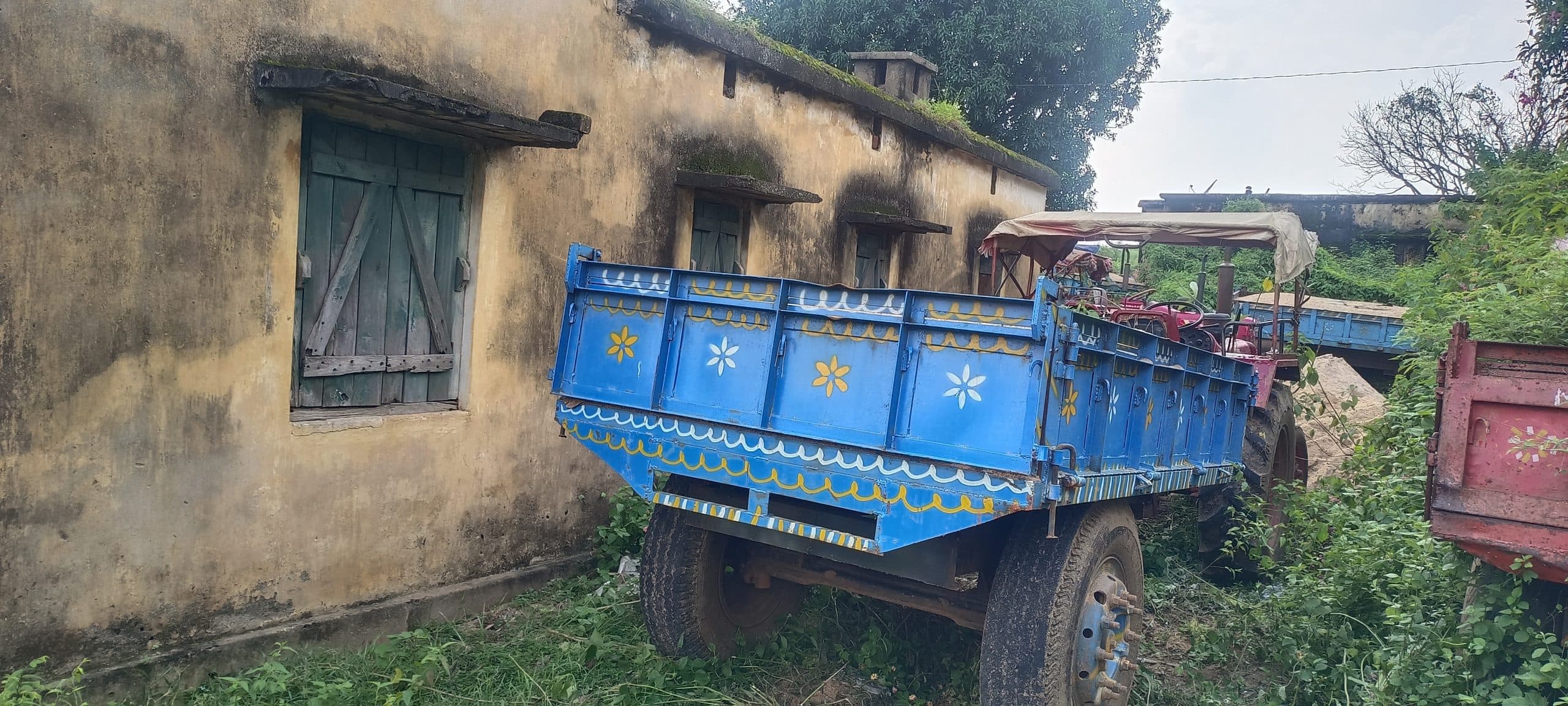 पुलिस ने बालू लोड एक ट्रैक्टर पकड़ा