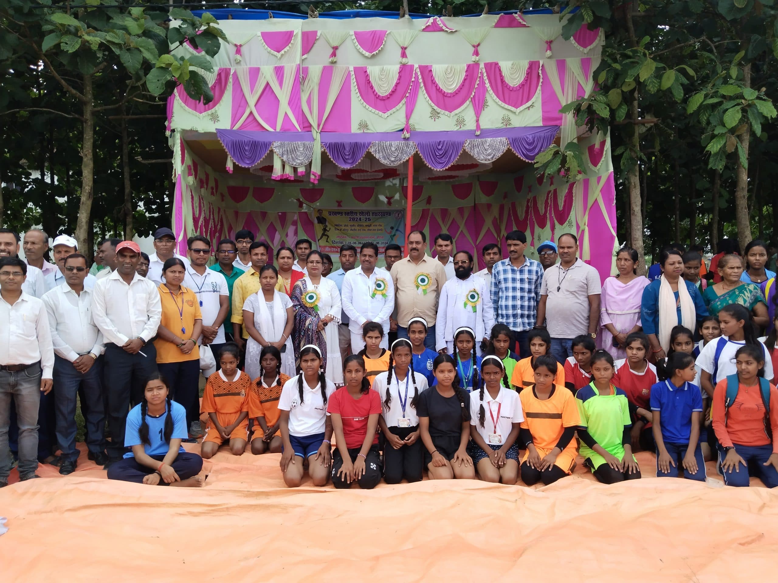 स्कूली बच्चों का प्रखंड स्तरीय खेलो झारखंड प्रतियोगिता शुरू