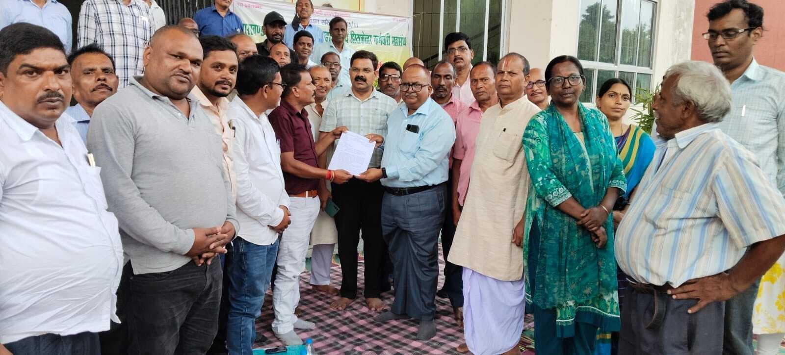 शिक्षकेत्तर महासंघ ने किया धरना प्रदर्शन