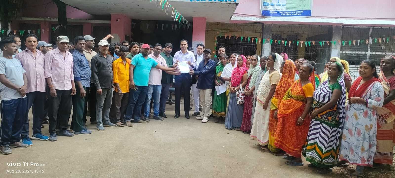 निगम के हड़ताली कर्मियों ने उपनगर आयुक्त को सौंपा पत्र