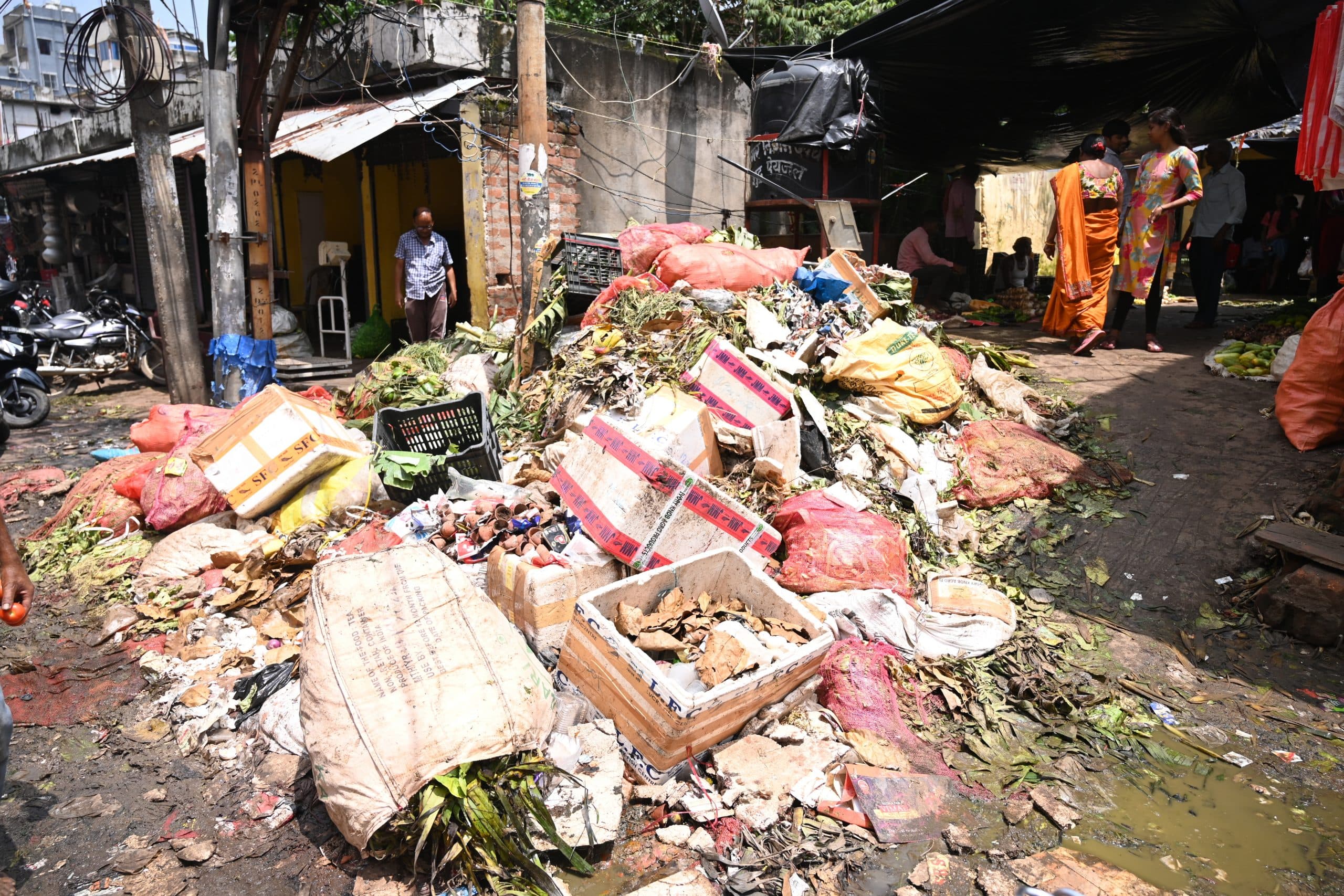 सब्जी मंडी में कचरे का ढेर, दुकानदारों में आक्रोश