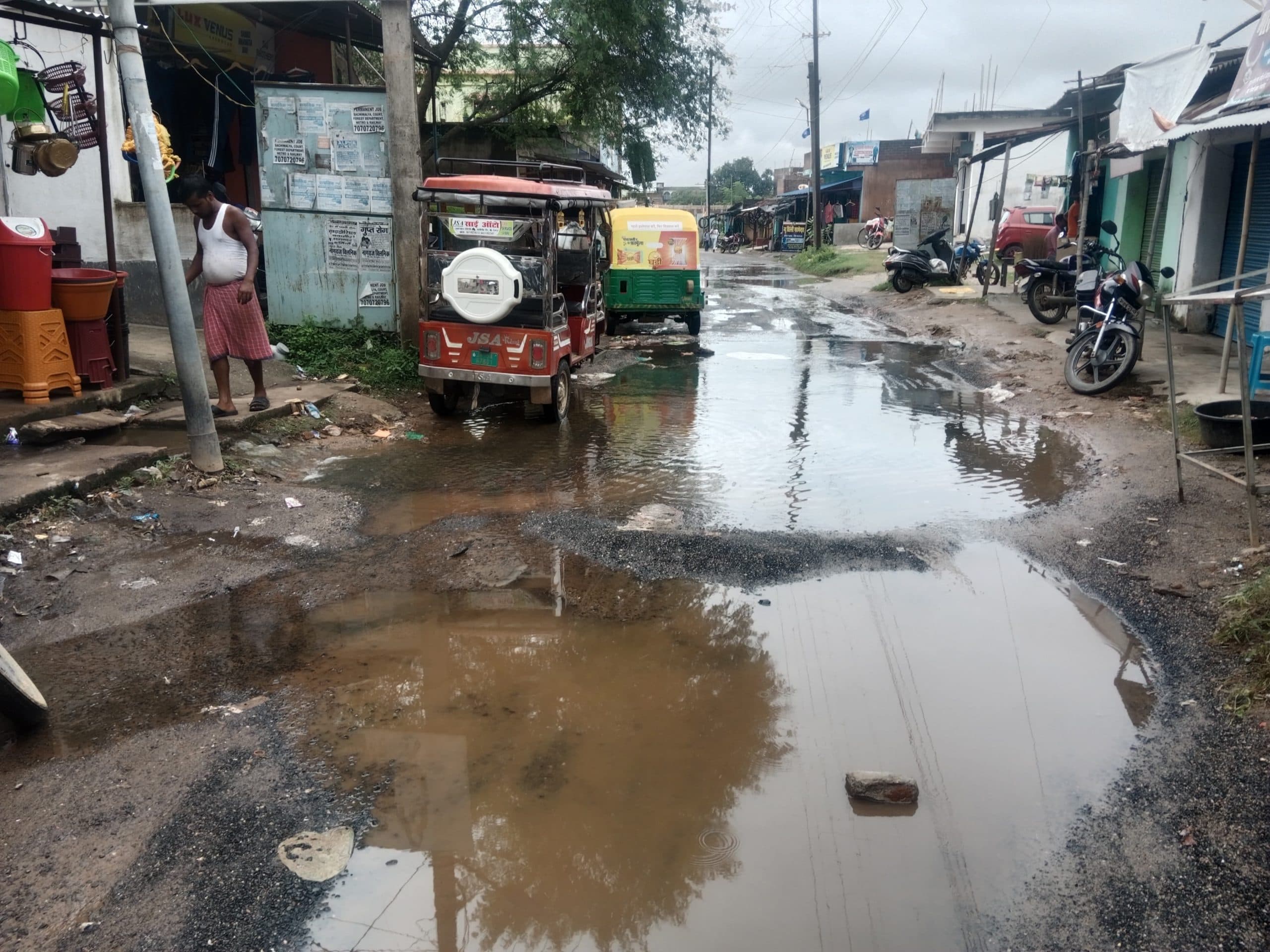 सड़क पर गड्ढे से हिचकोले खा रहे वाहन, बह रहा नाले का पानी