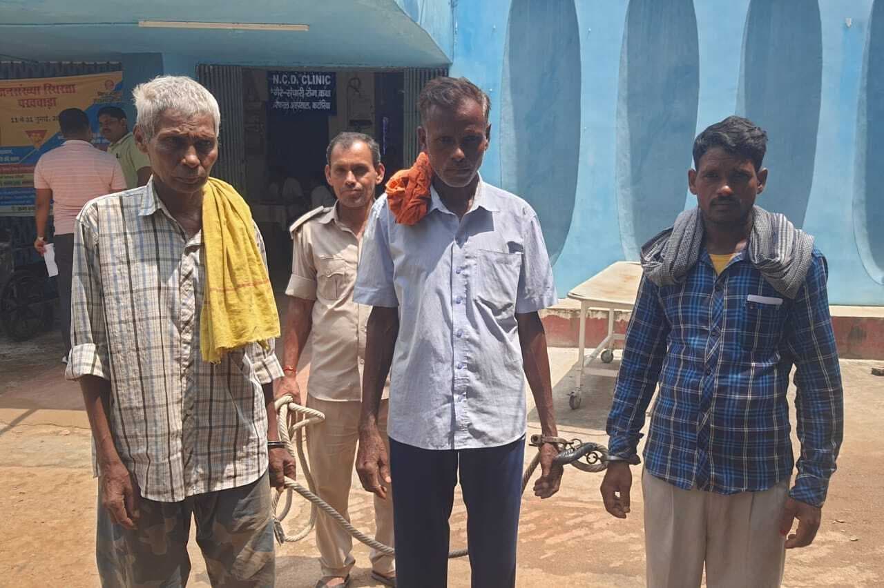 छापेमारी के दौरान दस लीटर देसी शराब के साथ तीन तस्कर गिरफ्तार