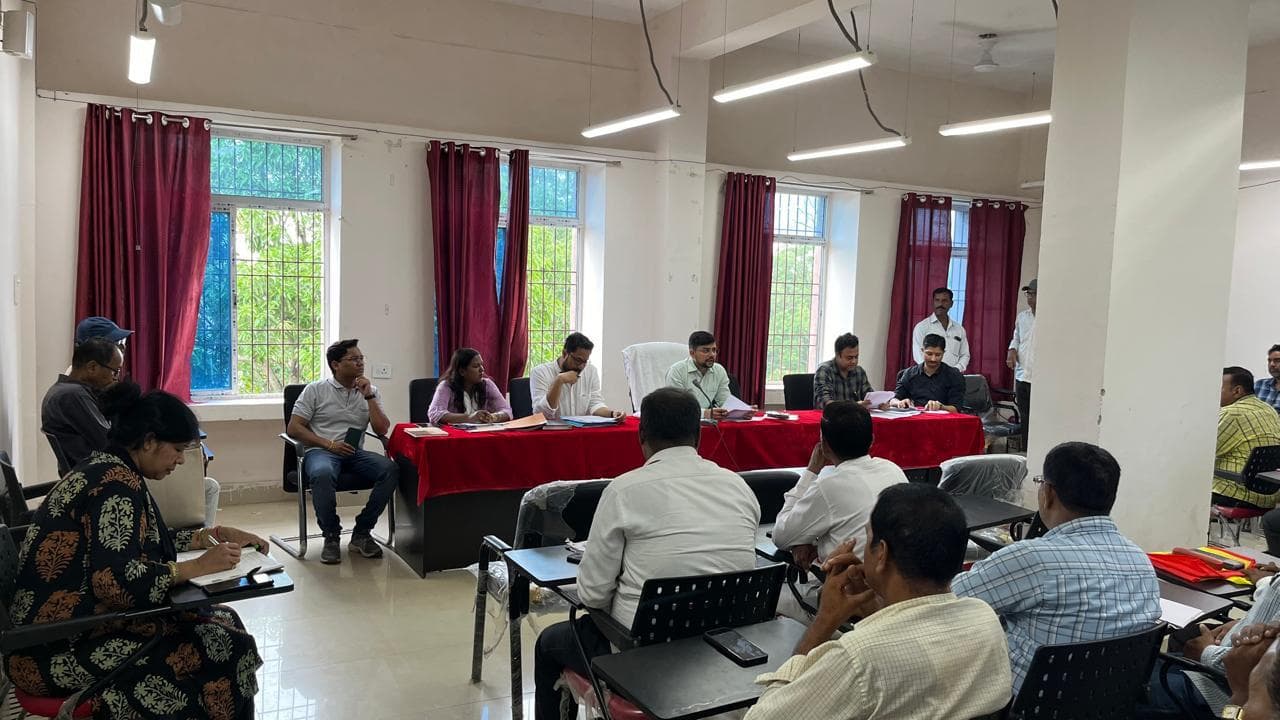 मतदाता सूची पुनरीक्षण को ले घर-घर जाकर सर्वे करें बीडीओ- डीएम