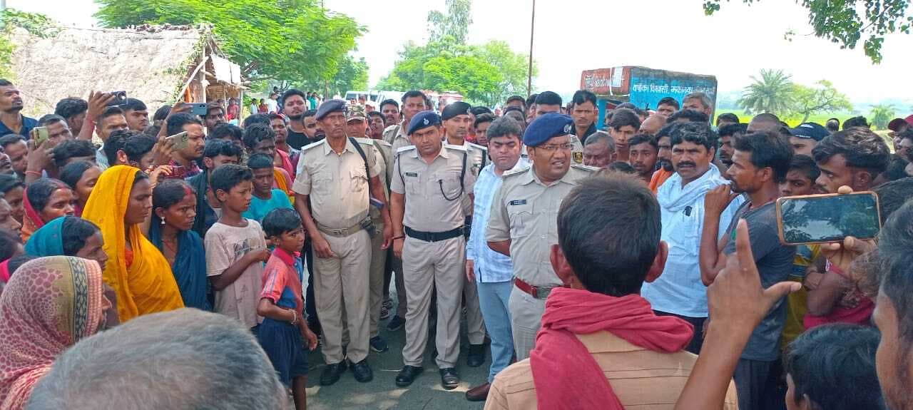 संदेहास्पद मौत पर बवाल: महिला की हत्या का आरोप, ग्रामीणों ने शव रखकर किया सड़क जाम!