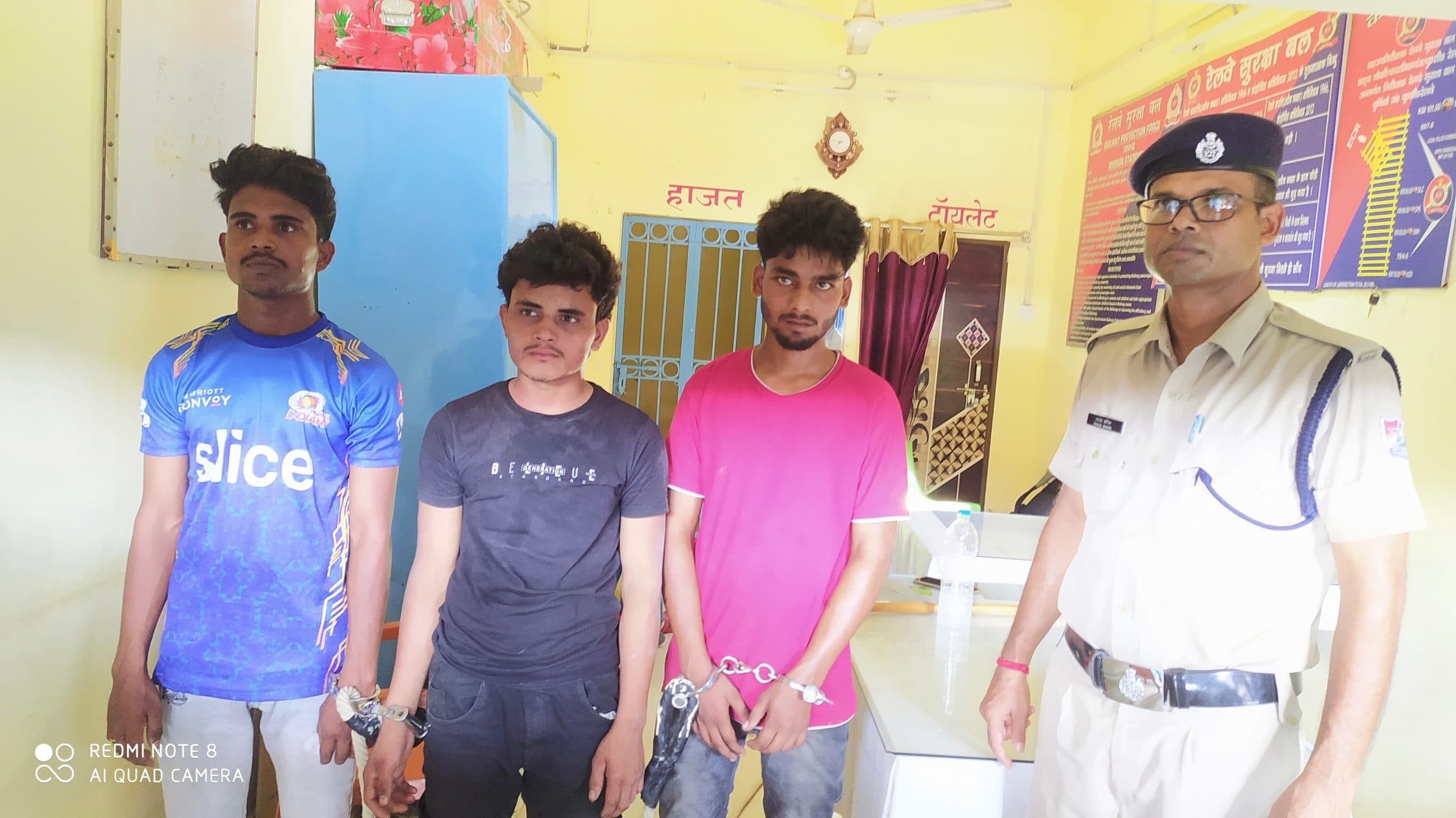रेलवे का सामान चोरी करने के आरोप में तीन युवक गिरफ्तार