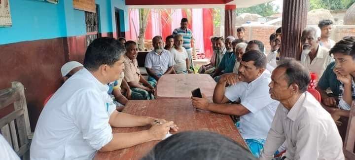 सांसद ने दिघलबैंक प्रखंड किया दौरा, सुनीं समस्याएं