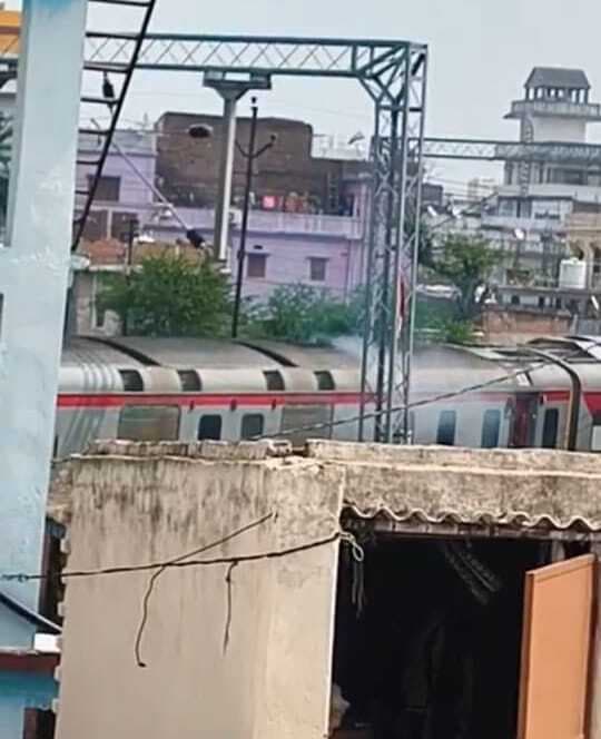 माड़ीपुर आउटर पर थी ट्रेन, पावर कार में धुआं देख सहमे लोग