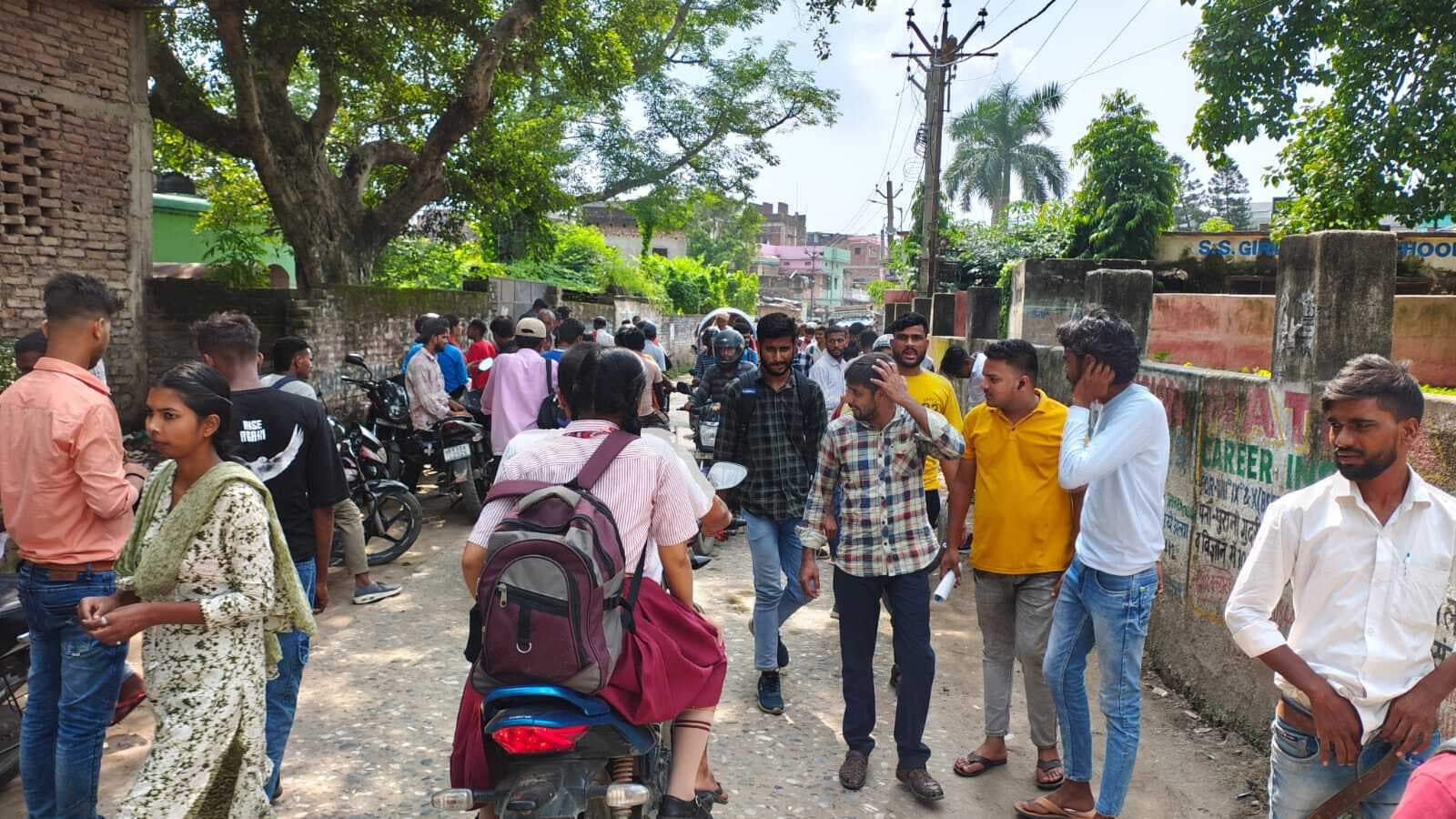 गणित और विज्ञान के कठिन सवालों को हल करने में अभ्यर्थियों का छूटा पसीना