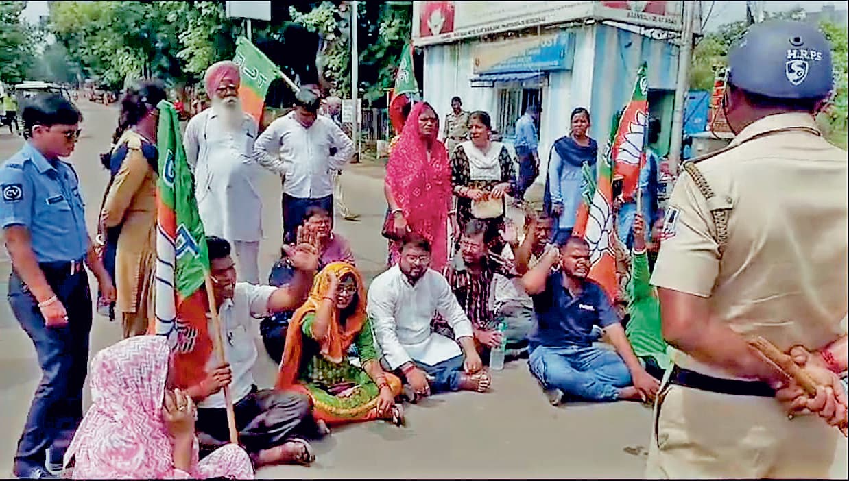 बर्नपुर में बंद के समर्थन में भाजपा और विरोध में तृणमूल कार्यकर्ता सड़क पर उतरे