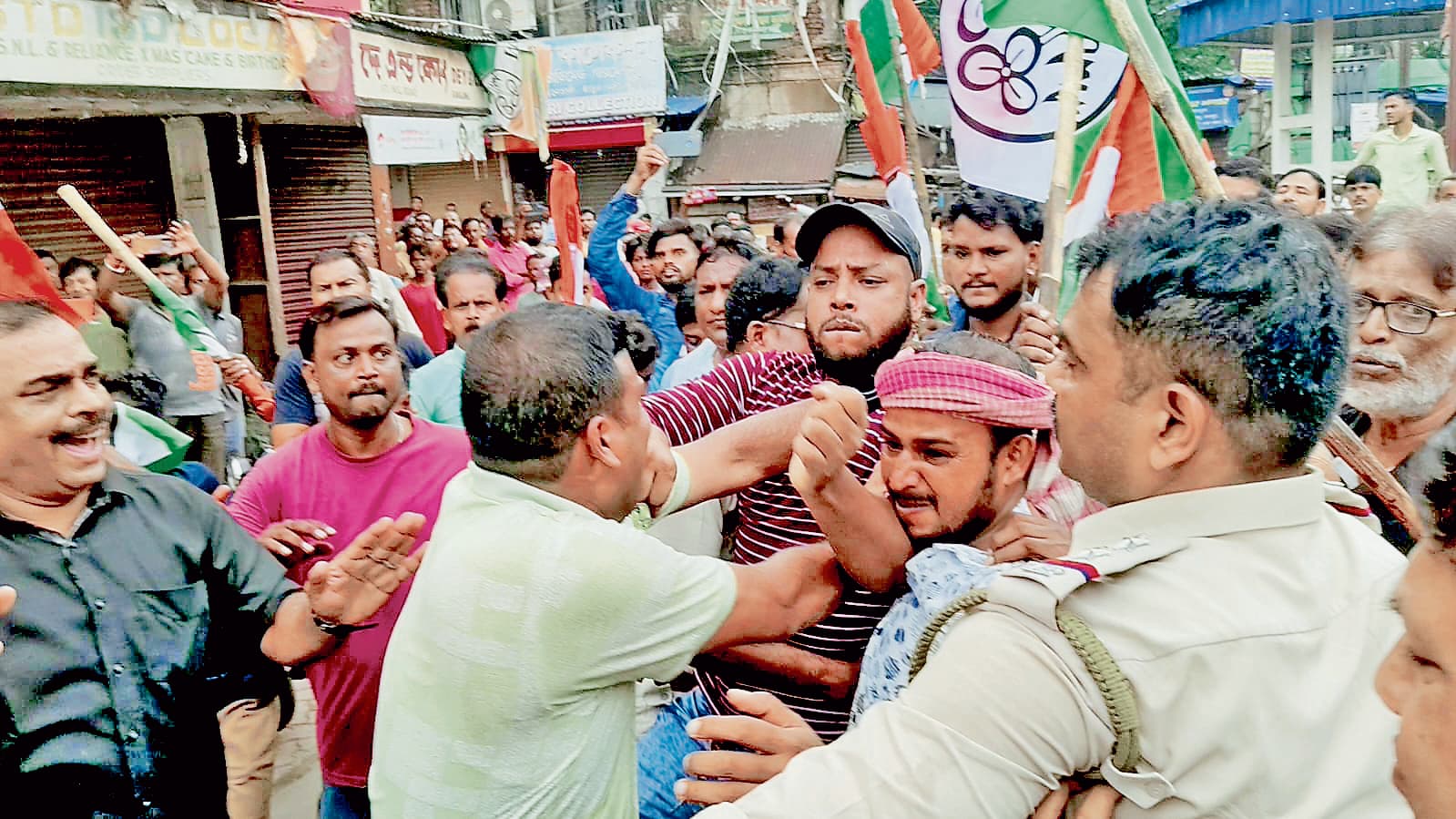आपस में भिड़े भाजपा और तृणमूल कांग्रेस कार्यकर्ता, भाजपा कार्यकर्ता का सिर फूटा